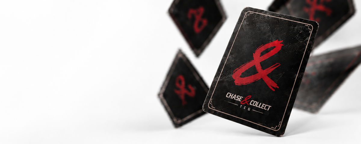 Zwarte Chase & Collect trading cards op witte studioachtergrond